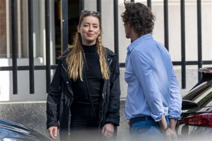 Is Amber Heard related to John Heard? 1 Amber Heard