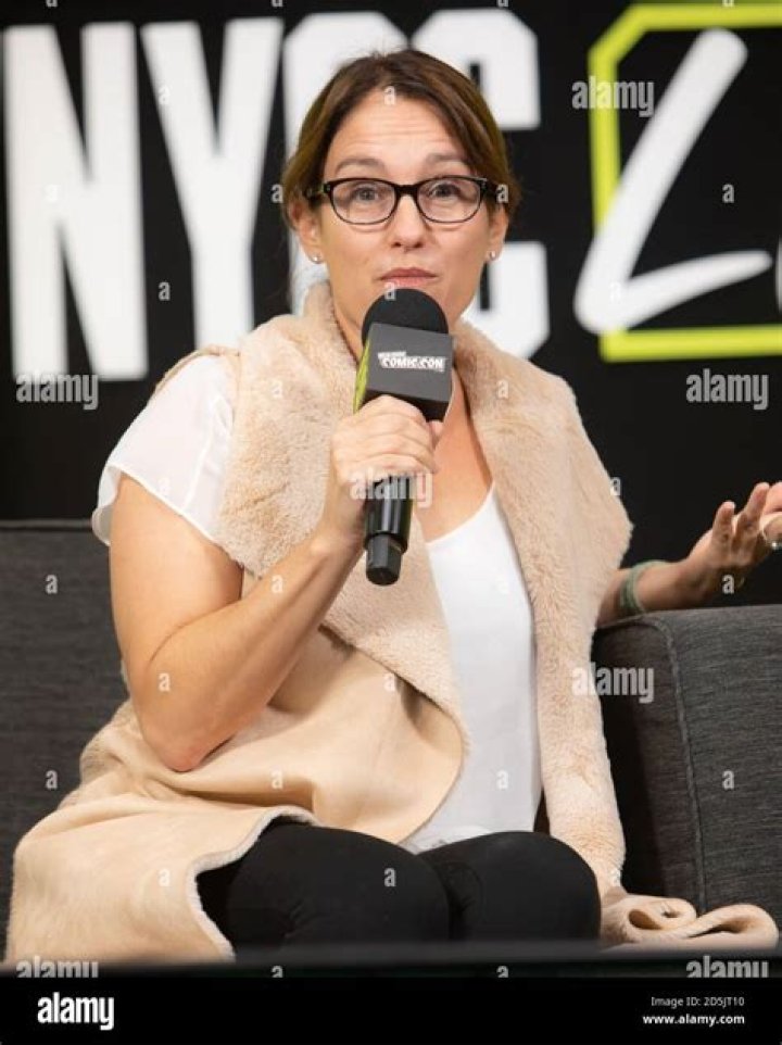 Who is Amy Jo Johnson husband Olivier Giner? 1 Amy Jo Johnson