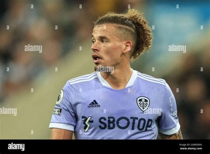 Kalvin Phillips parents: Mark Phillips, Lindsay Phillips 1 Kalvin Phillips Leeds purple kit