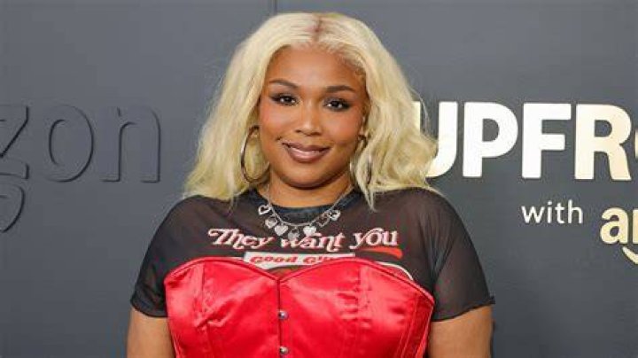 Does Lizzo weigh 300lbs? 1 Lizzo