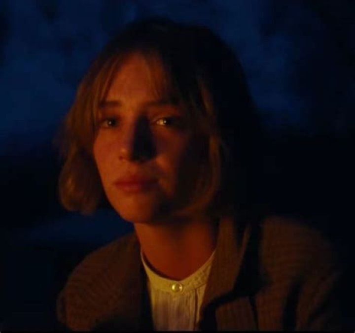 Maya Hawke has a clip in her hair and is looking straight ahead in Stranger Things.
