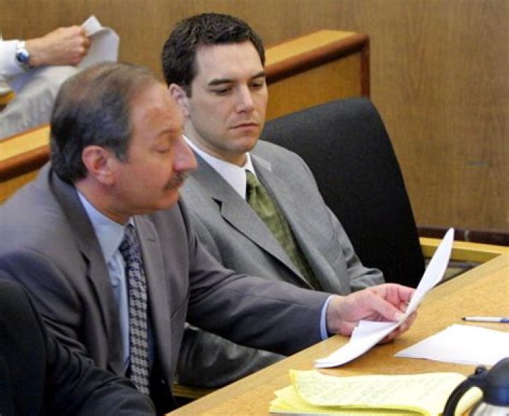 Scott Peterson (R) sits in the courtroom at the San Mateo Superior Courthouse with his attorney Mark Geragos (L) during defense closing arguments in the penalty phase of Peterson's trial December 9, 2004 in Redwood City, California. Peterson was found guilty of first degree murder of his wife, Laci, and second degree murder of their unborn son and could receive the death penalty. (Photo by Fred Larson-Pool/Getty Images)