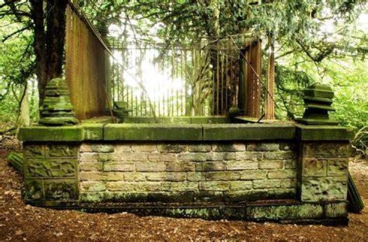Where is Robin Hood buried?